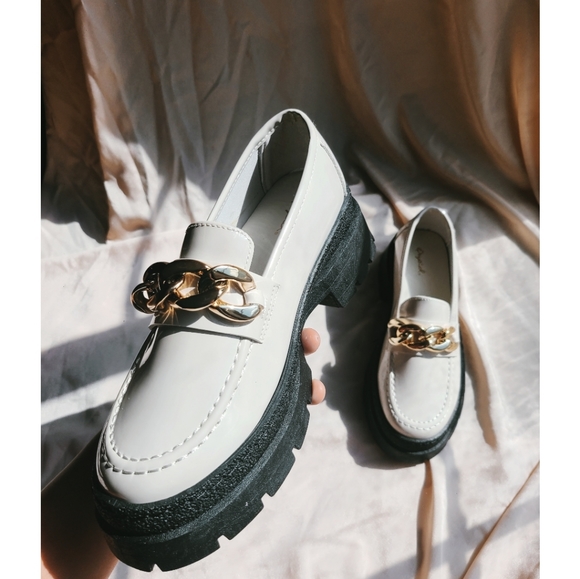 🚨ONLY A FEW PAIRS LEFT// Off white chain loafer - Picture 3 of 5